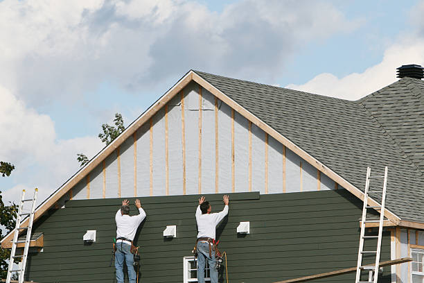 Professional Siding Replacement technician working in Northbrook, OH